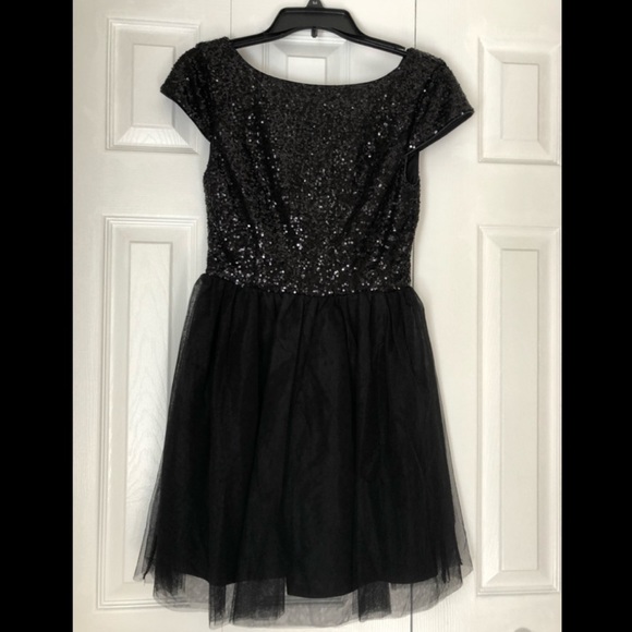 Glamorous and rock & roll style black sparkly and tulle dress - Picture 2 of 5